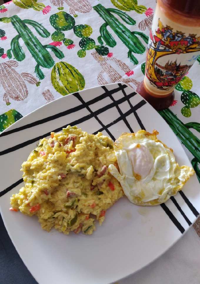 Una foto de Arroz al curry con huevo frito