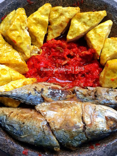 Foto resep 13. Ikan Goreng & Tahu Goreng Sambal Jelantah Cobek