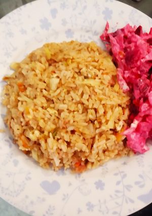 Una foto de Arroz con vegetales y mortadela