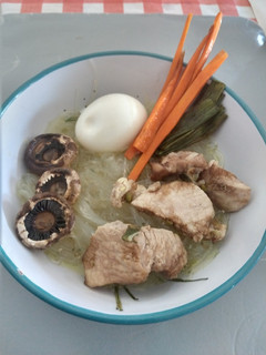 Una foto de Fideos de arroz en caldo de cerdo (Ramen)