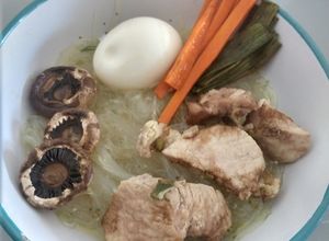 Una foto de Fideos de arroz en caldo de cerdo (Ramen)
