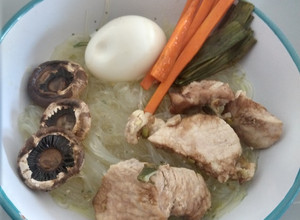 Una foto de Fideos de arroz en caldo de cerdo (Ramen)