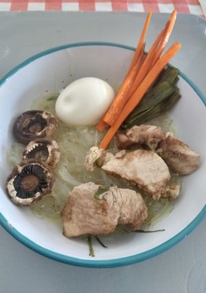 Una foto de Fideos de arroz en caldo de cerdo (Ramen)