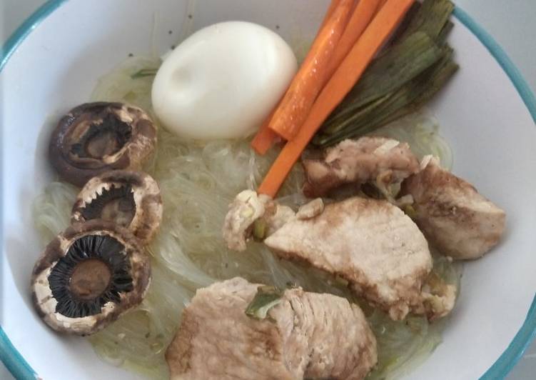 Fideos de arroz en caldo de cerdo (Ramen)