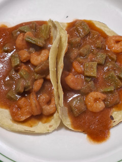Una foto de Camarones con nopales en salsa de chile guajillo