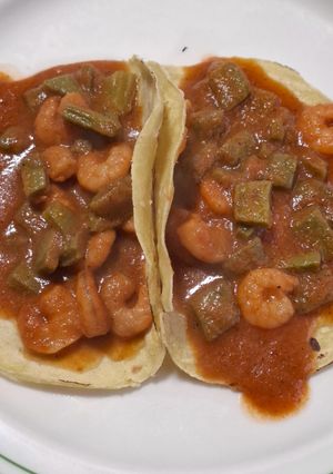 Una foto de Camarones con nopales en salsa de chile guajillo