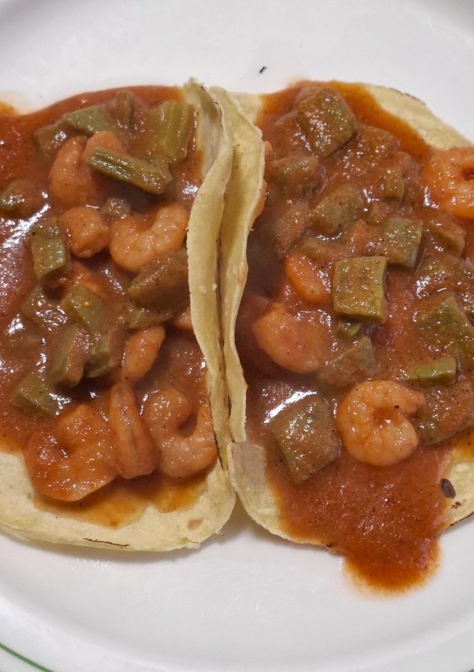 Una foto de Camarones con nopales en salsa de chile guajillo