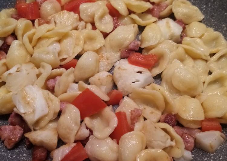 Orecchiette con pancetta, pomodori e cavolfiore