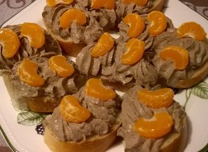 Csirkemájas mini szendvicsek mandarinnal recept fotója