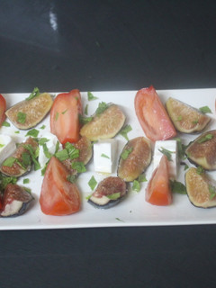Una foto de Ensalada de higos y queso fresco