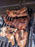 Asado a la parrilla de vacío y manta de chancho inyectadas