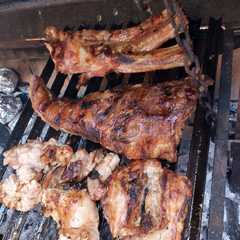 Una foto de Asado a la parrilla de vacío y manta de chancho inyectadas