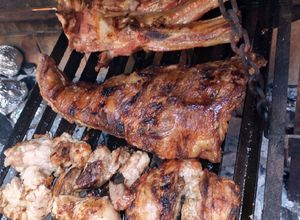 Una foto de Asado a la parrilla de vacío y manta de chancho inyectadas