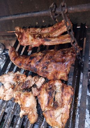 Una foto de Asado a la parrilla de vacío y manta de chancho inyectadas