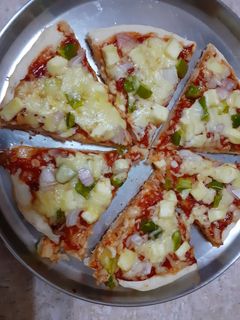 குடைமிளகாய் பன்னீர் பேக்டு பீட்ஷா (Bell pepper Panner baked pizza recipe in tamil) செய்முறை முக்கிய புகைப்படம்