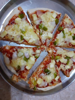 குடைமிளகாய் பன்னீர் பேக்டு பீட்ஷா (Bell pepper Panner baked pizza recipe in tamil) செய்முறை முக்கிய புகைப்படம்