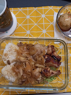 午餐便當 #1 (洋蔥野菇燒肉/照燒翅小腿) 的食譜成品照片