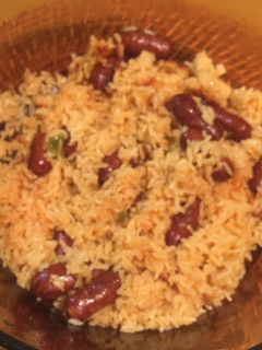 Una foto de Arroz con Salchichas Ahumadas y Cerveza