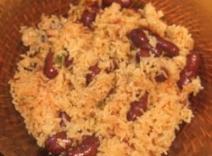 Una foto de Arroz con Salchichas Ahumadas y Cerveza
