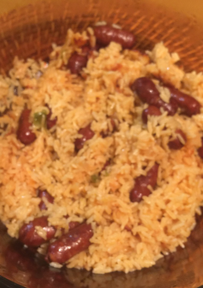 Una foto de Arroz con Salchichas Ahumadas y Cerveza