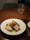 Tintorera a la plancha con berberechos