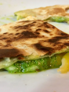 Una foto de Quesadilla de pesto y queso