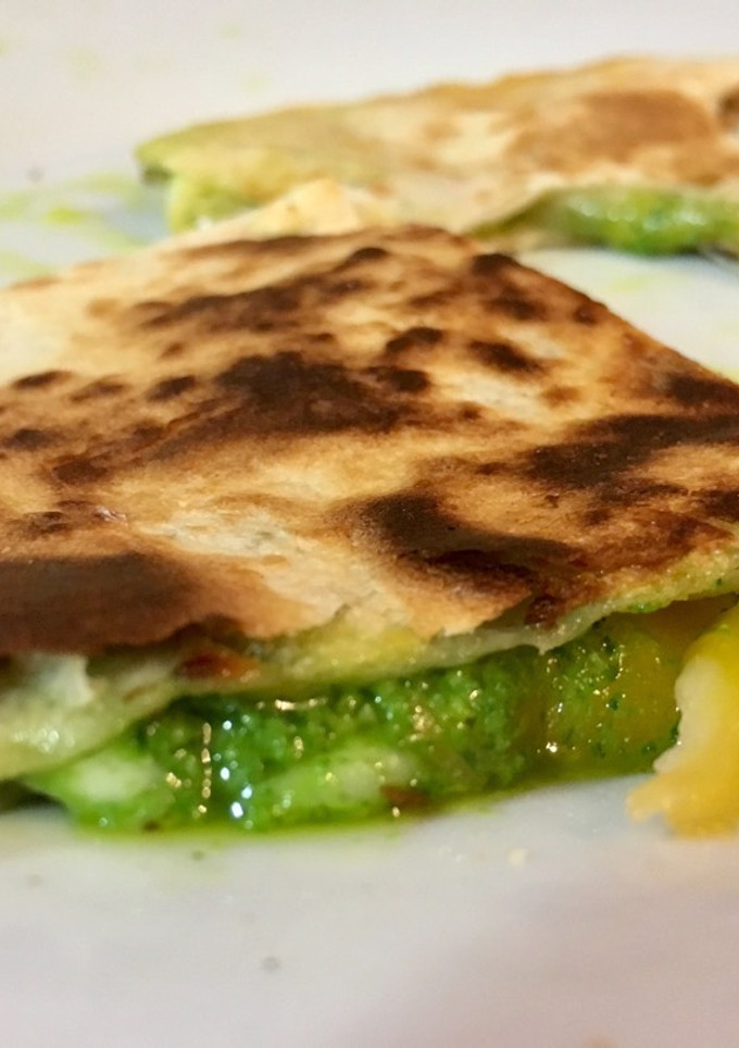Una foto de Quesadilla de pesto y queso