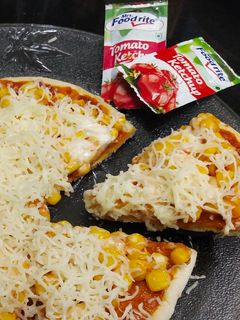 ચીઝ કોર્ન પીઝા(cheese corn pizza recipe in Gujarati) રેસીપી મુખ્ય ફોટો