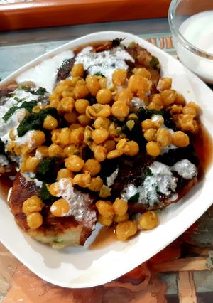 आलू टिक्की चाट(aloo tikki chaat recipe in hindi) रेसिपी मुख्य फोटो