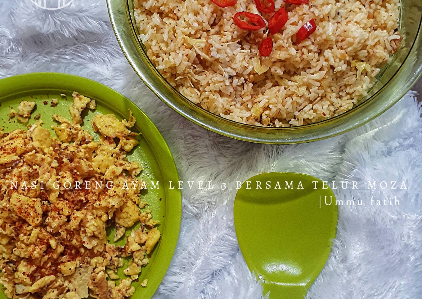 Nasi goreng ayam level 3 bersama telur moza