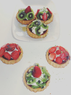 Una foto de Tartaletas de queso, mermelada, miel y frutas
