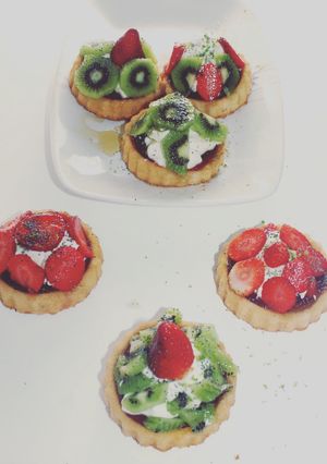 Una foto de Tartaletas de queso, mermelada, miel y frutas