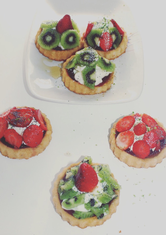 Una foto de Tartaletas de queso, mermelada, miel y frutas