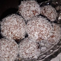 Coconut balls🥥🍫 A picture of Coconut balls🥥🍫.