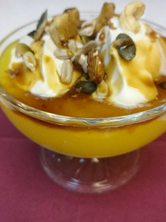 Una foto de Sensación de mango, yogur y frutos secos