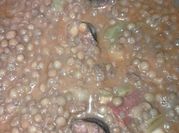 Una foto de lentejas con tocino