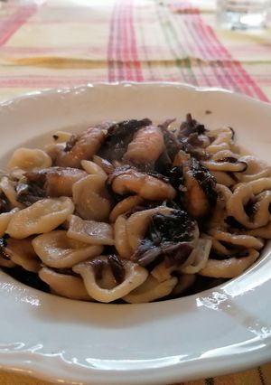 Foto di Orecchiette con radicchio e code di gamberoni
