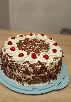 Una foto de Torta (pastel) de cerezas de la selva negra