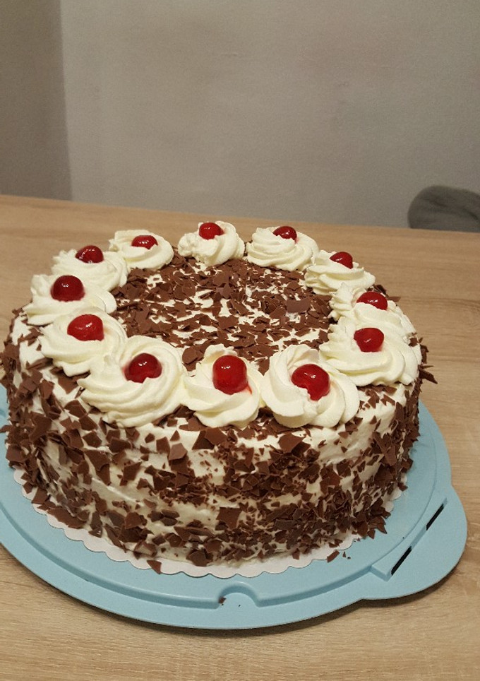 Una foto de Torta (pastel) de cerezas de la selva negra