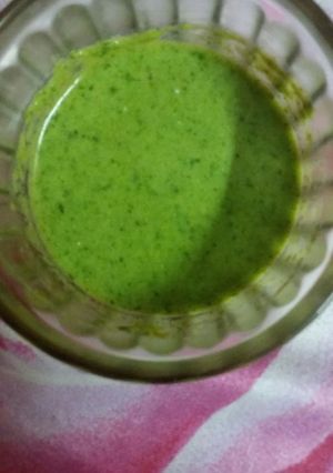 A picture of Green chutney.