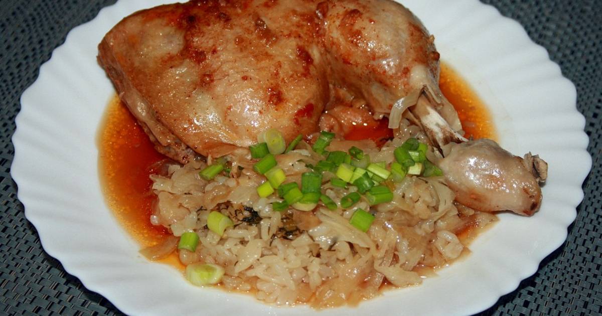 Рис с капустой и курицей. Тушеная курица с рисом. Курица с капустой. Курица тушеная с овощами и рисом. Жареный рис с курицей.