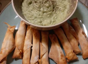Una foto de Tequeños con crema de palta