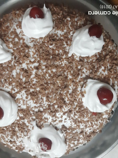 பிளாக் ஃபாரஸ்ட் கேக் (Black forest cake recipe in tamil) செய்முறை முக்கிய புகைப்படம்