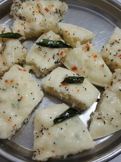 રવા ઢોકળા (Rava Dhokla Recipe In Gujarati) રેસીપી મુખ્ય ફોટો
