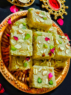 मखाना काजू की बर्फी (Makhana Kaju ki Burfi recipe in hindi) रेसिपी मुख्य फोटो