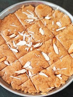 સુખડી (Sukhadi Recipe In Gujarati) રેસીપી મુખ્ય ફોટો