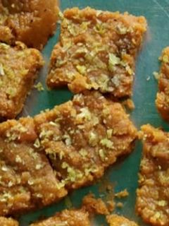 बेसन बर्फी (Besan Barfi recipe in Hindi) रेसिपी मुख्य फोटो