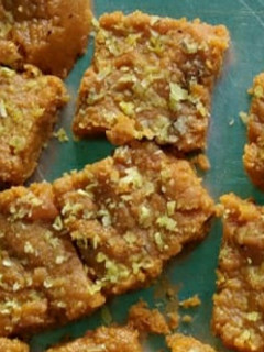 बेसन बर्फी (Besan Barfi recipe in Hindi) रेसिपी मुख्य फोटो