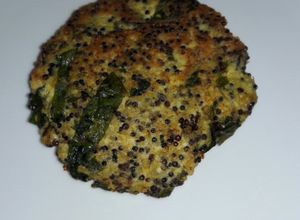 Una foto de Hamburguesa de pollo, quinoa y espinacas con salsa de yogurt