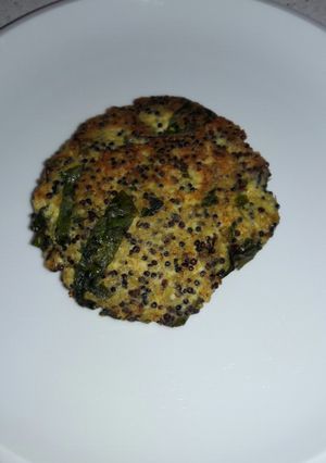 Una foto de Hamburguesa de pollo, quinoa y espinacas con salsa de yogurt